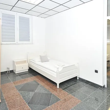 Pool House Maslina Apartment