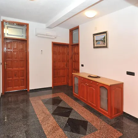 Apartment Pool House Maslina