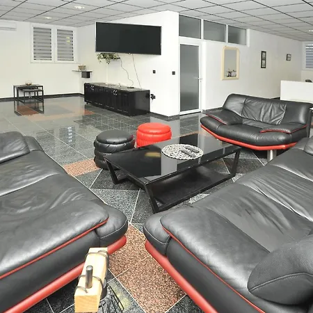 Apartment Pool House Maslina *