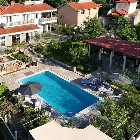 Appartement Pool House Maslina