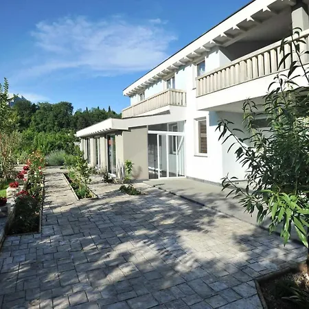 Apartment Pool House Maslina *