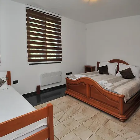 Apartment Pool House Maslina *