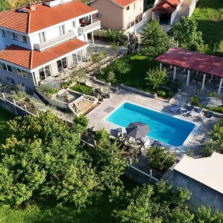 Pool House Maslina * موستار
