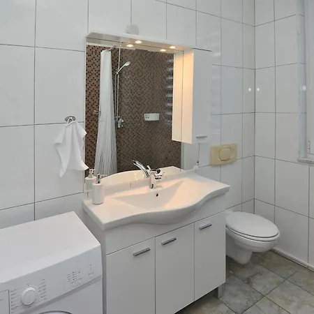 Apartment Pool House Maslina *
