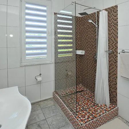 Pool House Maslina شقة