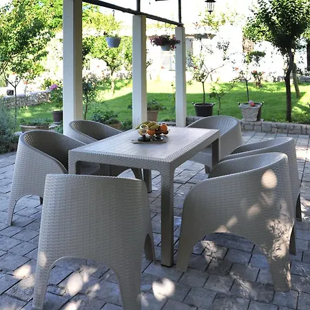 Pool House Maslina شقة موستار