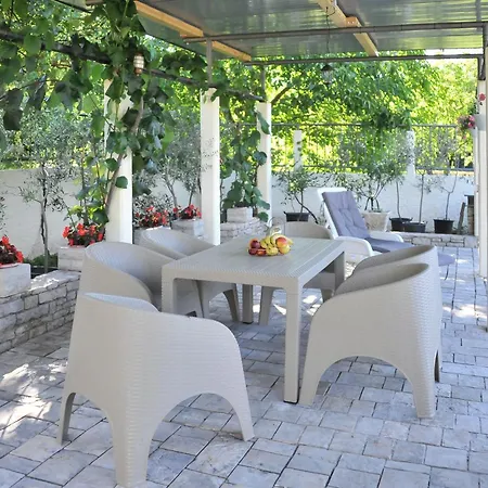 Apartment Pool House Maslina *