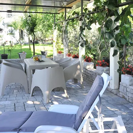 Apartment Pool House Maslina *