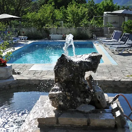 Pool House Maslina * موستار