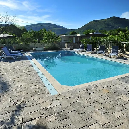 Apartment Pool House Maslina *
