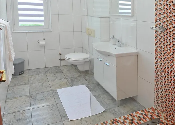 Apartment Pool House Maslina *