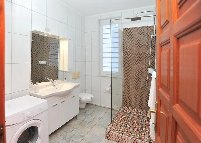 Apartment Pool House Maslina