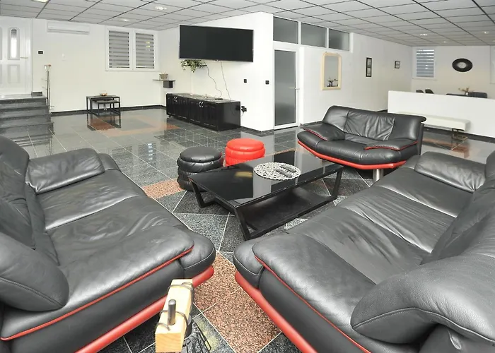 Apartment Pool House Maslina *