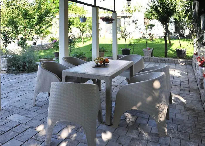 Apartment Pool House Maslina *