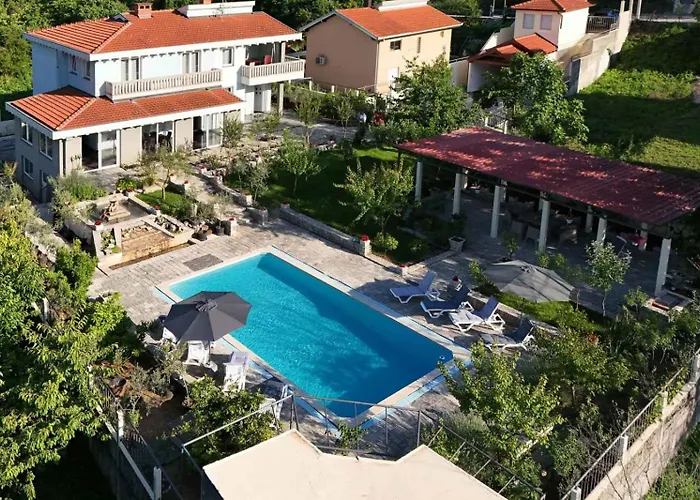 Apartment Pool House Maslina