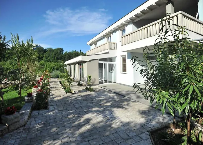 Apartment Pool House Maslina *