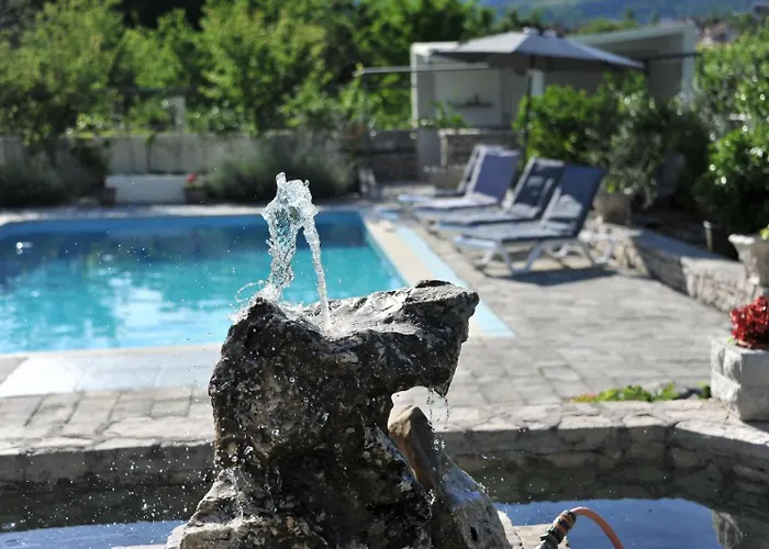 Apartment Pool House Maslina