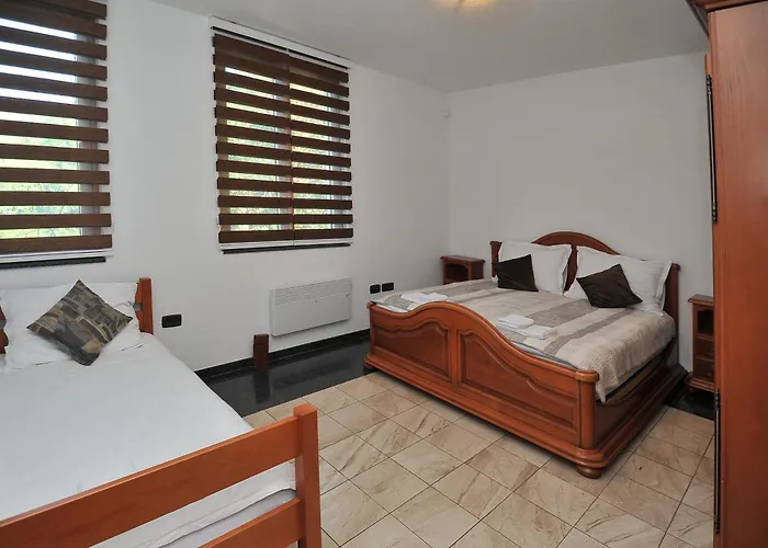 Apartment Pool House Maslina *