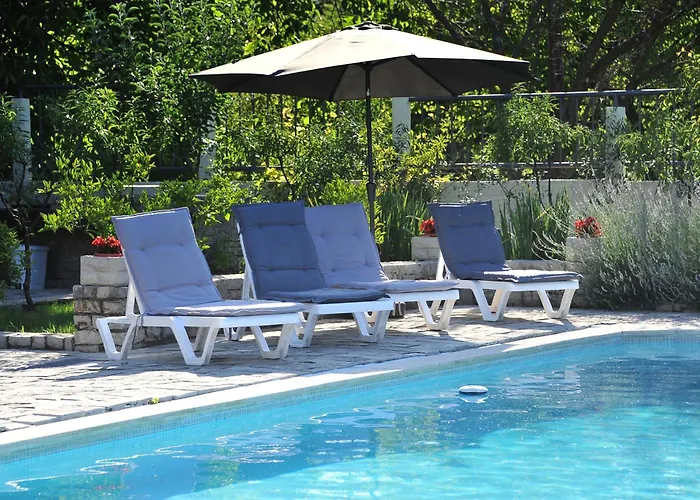 Pool House Maslina Apartment