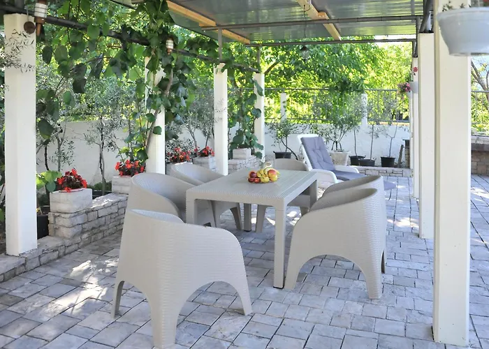 Apartment Pool House Maslina *