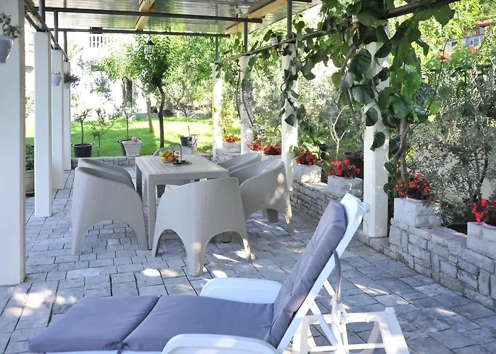 Apartment Pool House Maslina *