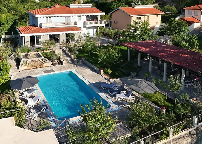 Pool House Maslina *