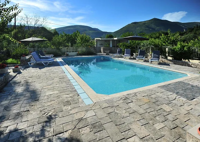 Apartment Pool House Maslina *